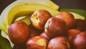 Tirar cáscaras de fruta en el monte
