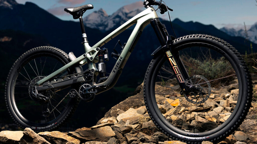 Trek Slash 2023, bici con sistema de pivote alto